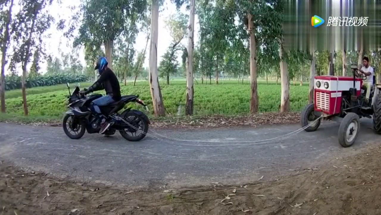 印度200cc小排量摩托跑车牵引一台拖拉机