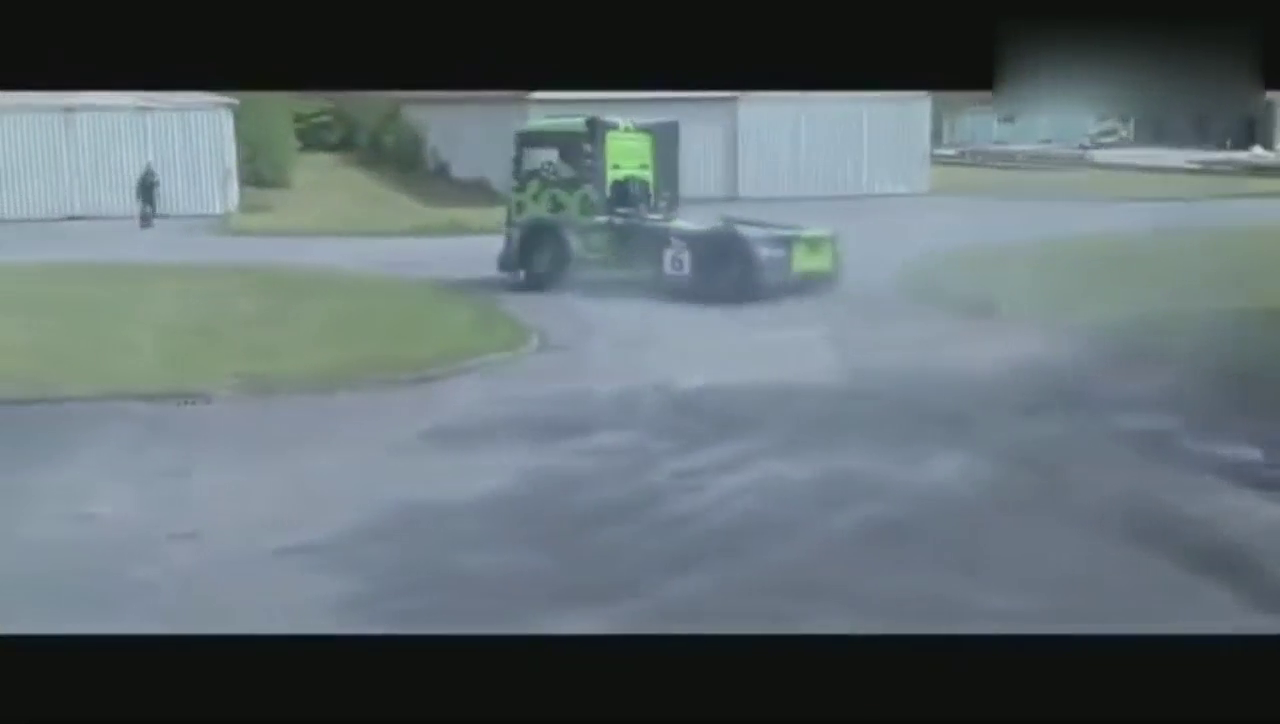 卡车也来凑热闹，这漂移技术不错！