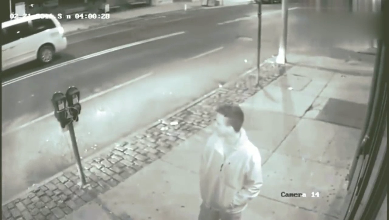 情侣夜晚正在散步中，飞驰而过了一辆出租车，发生了恐怖的一幕