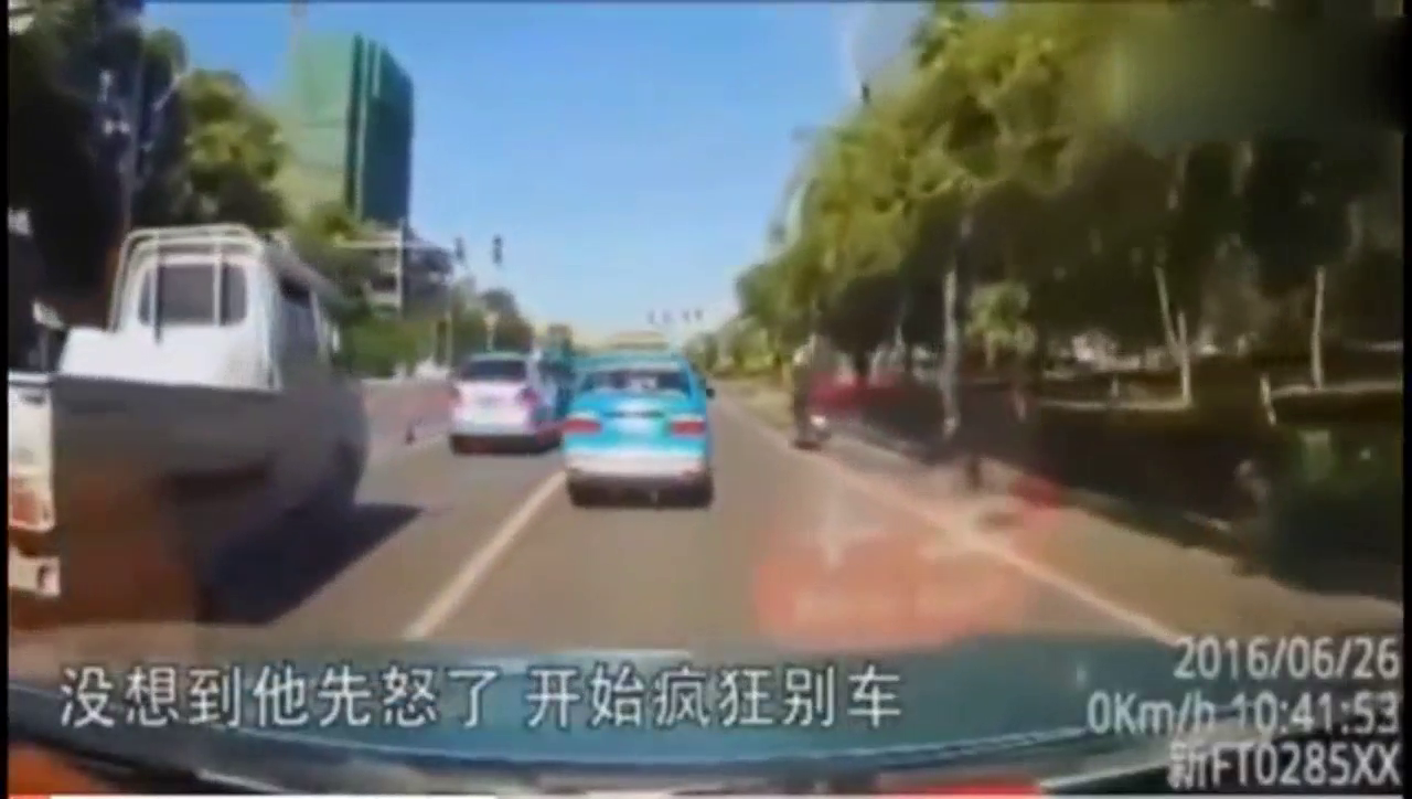 三菱疯狂别车，接下来出租车选择怒撞，网友纷纷点赞
