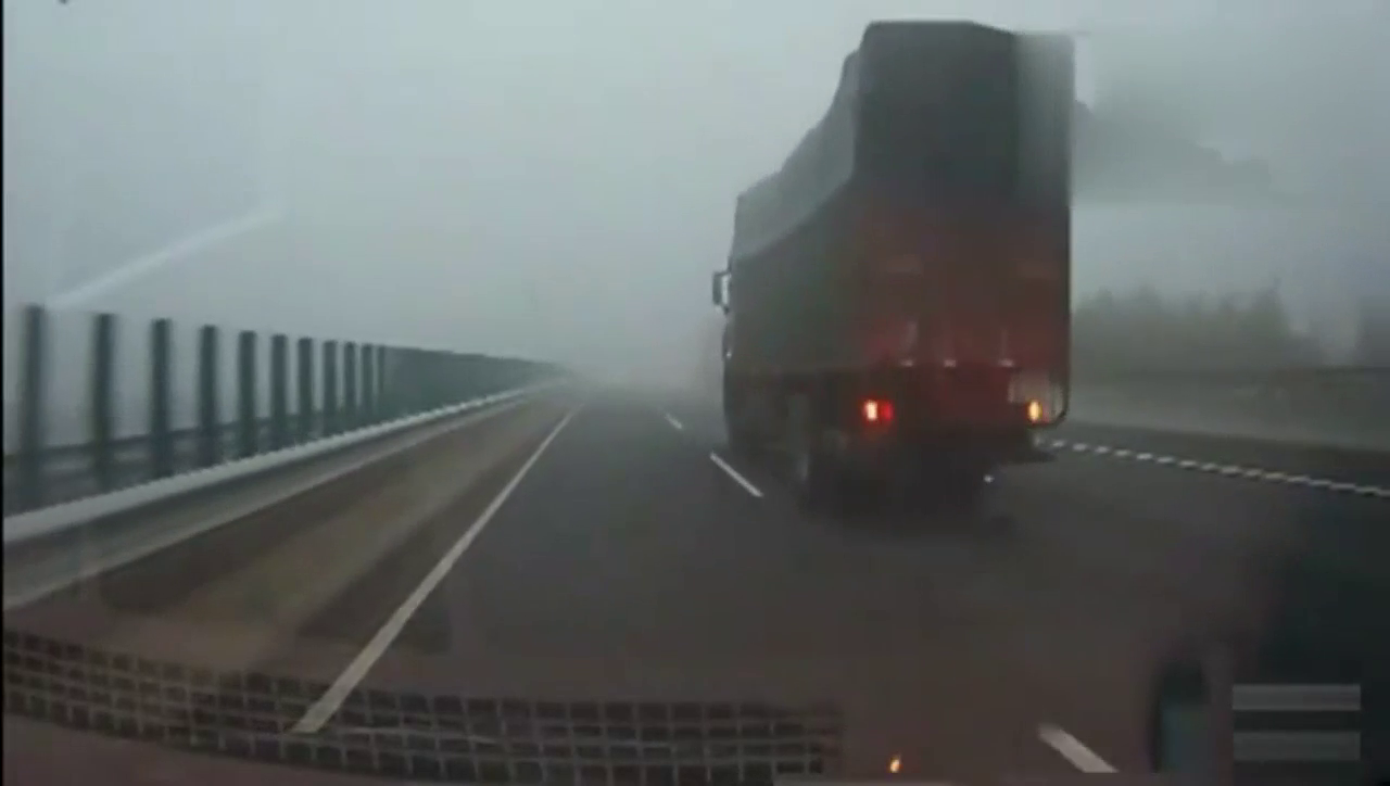 大卡车追尾，车头瞬间消失！