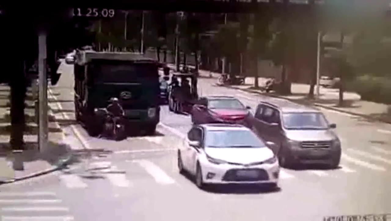 大卡车刚开动，摩托车冲过来，监拍下这画面！