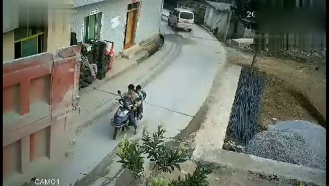 大货车突然溜车，危险瞬间电动车男子用生命诠释了父爱的伟大