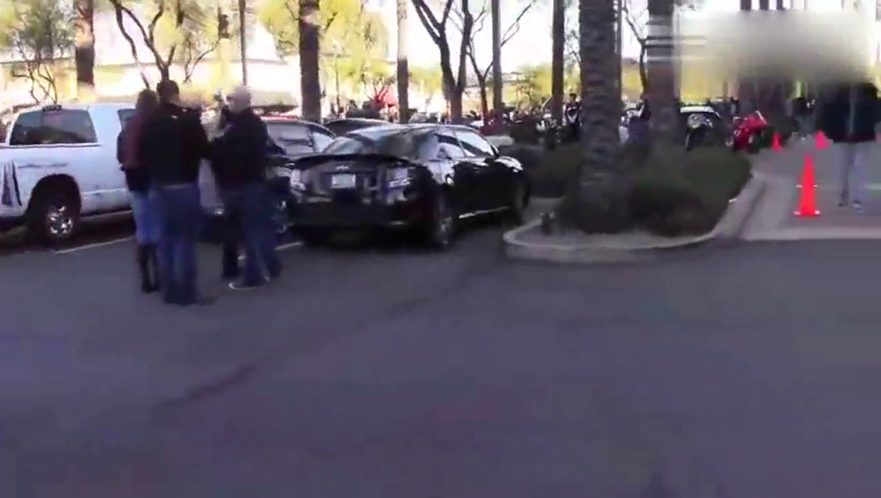 街头遇到一辆霸气的摩托车，跑车都不敢轻易超它车