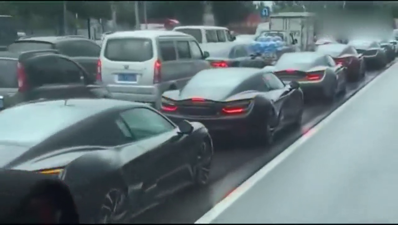 街头突然涌现国产超级跑车，阵势不输法拉利超跑