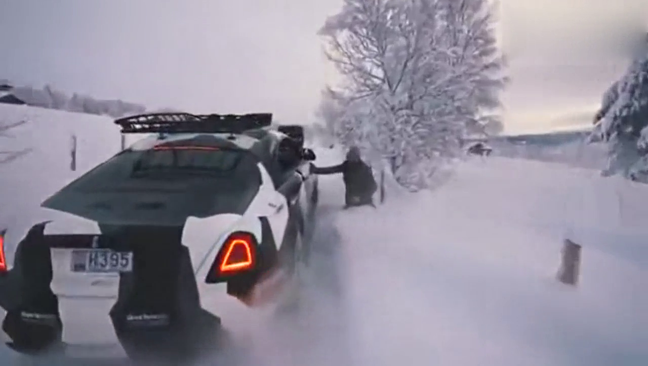 2000万蝙蝠跑车居然也需要人工助推？网友：搞笑的吧