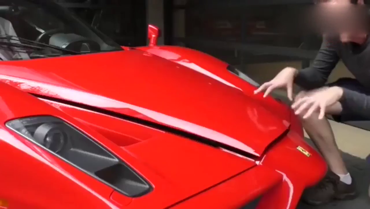 10年前花1500万买的超级跑车，送的小皮包内都有什么？