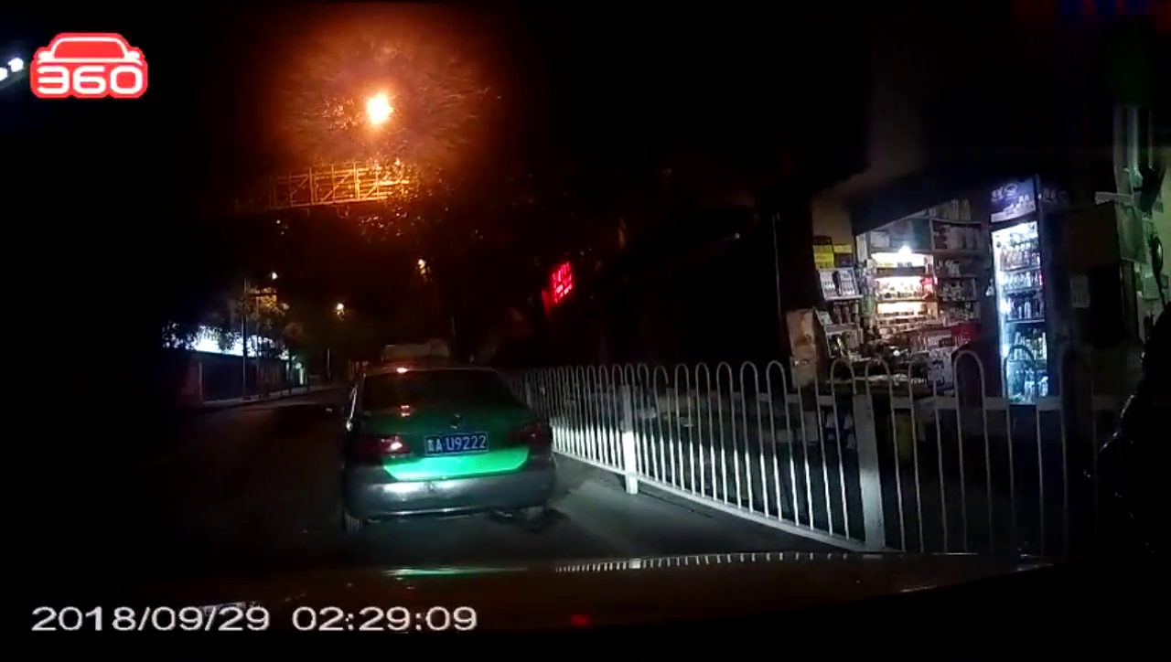 出租车溜车撞上车主，如果当时是你，你会怎么做！