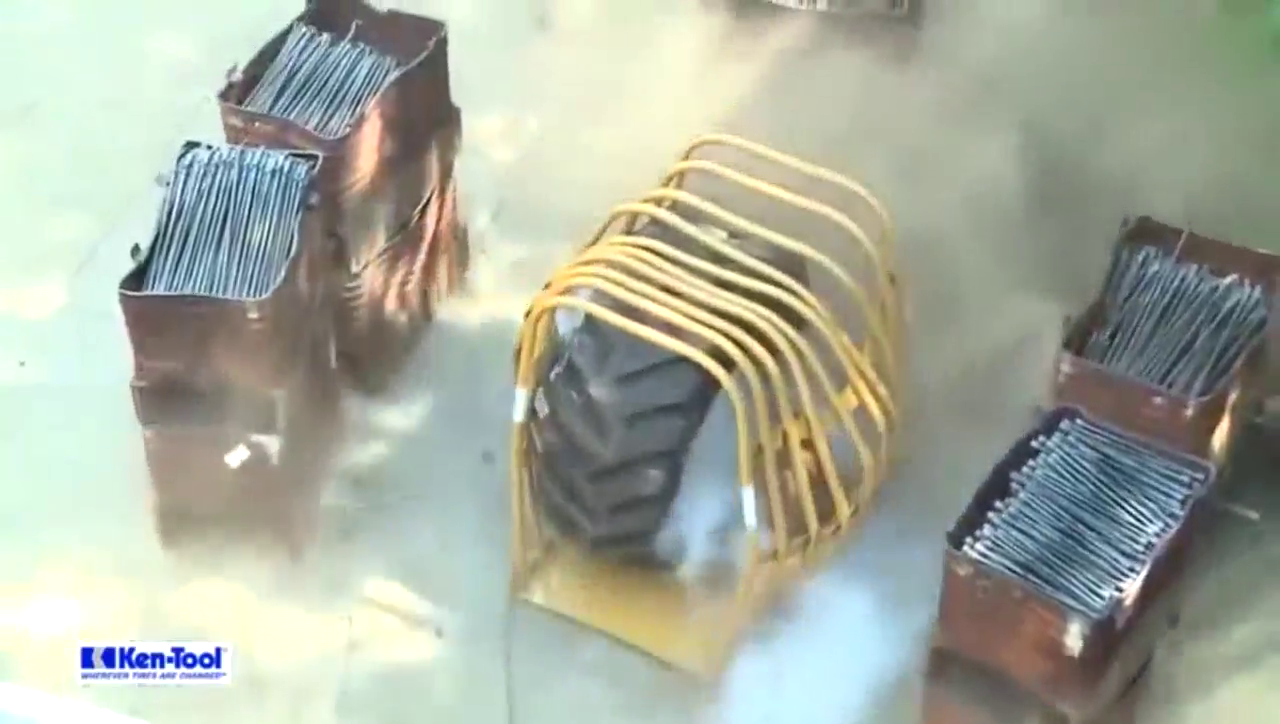 卡车轮胎爆胎时的威力，比手榴弹都霸气！