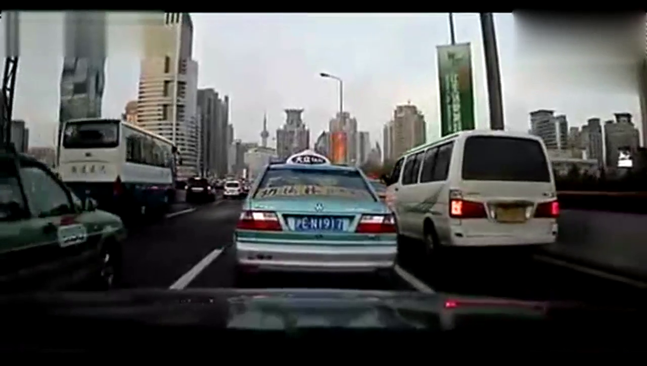 出租车强行这样插队，行车记录仪拍下这样一幕