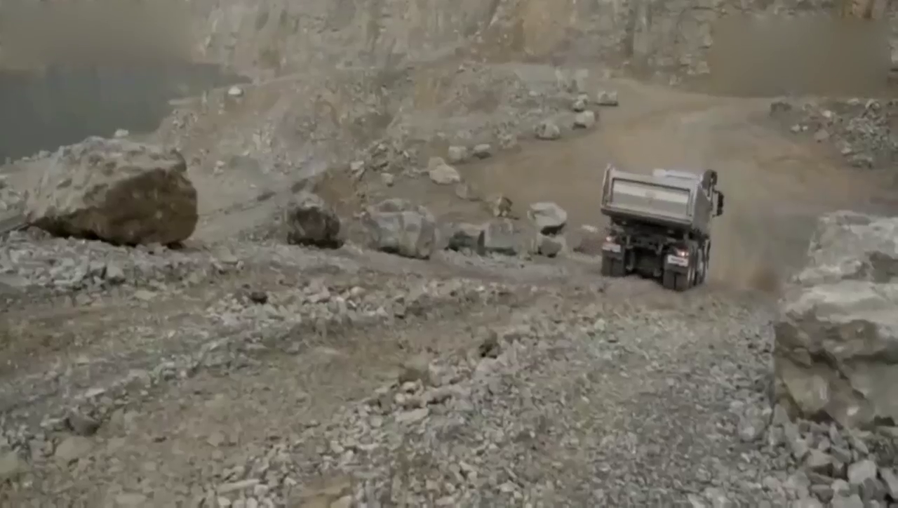 奔驰卡车越野有多猛？ 看看仪表盘在启动!