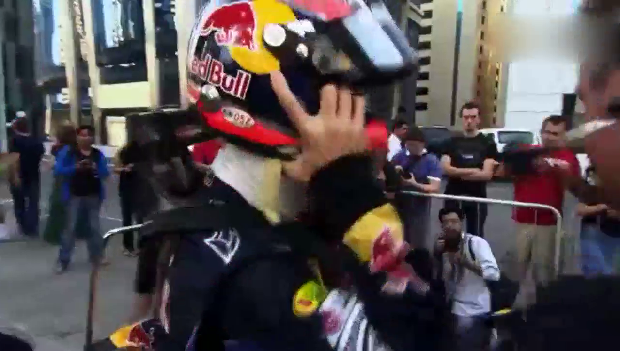 当f1方程赛车进入公路后，任何超级跑车都不是对手！