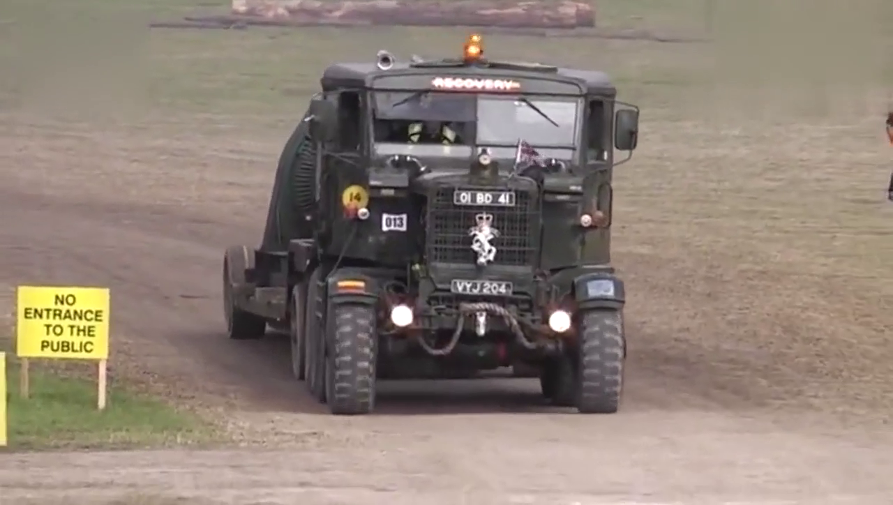 六驱的卡车，后面拉的设备看样子很重！