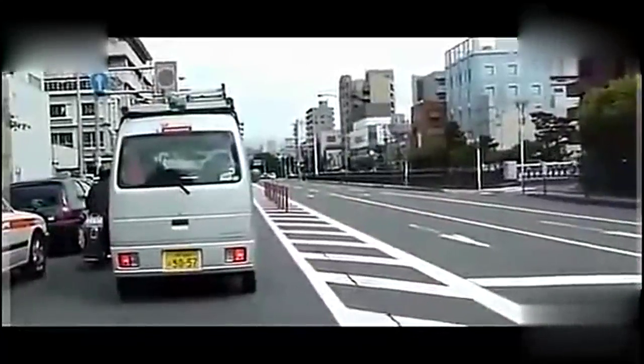 监控拍下可怕一幕！女人闯红灯却撞上出租车，下一秒被公交车碾压