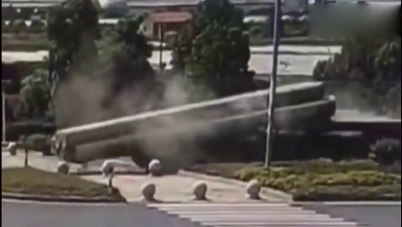 大卡车快速行驶时为什么刹不住车？现在是明白了，太危险了！