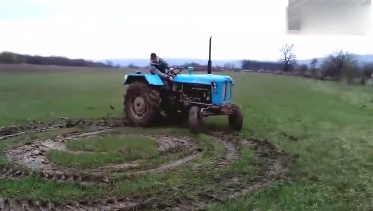 歪果仁是真会玩啊，拖拉机开出了超级跑车的感觉