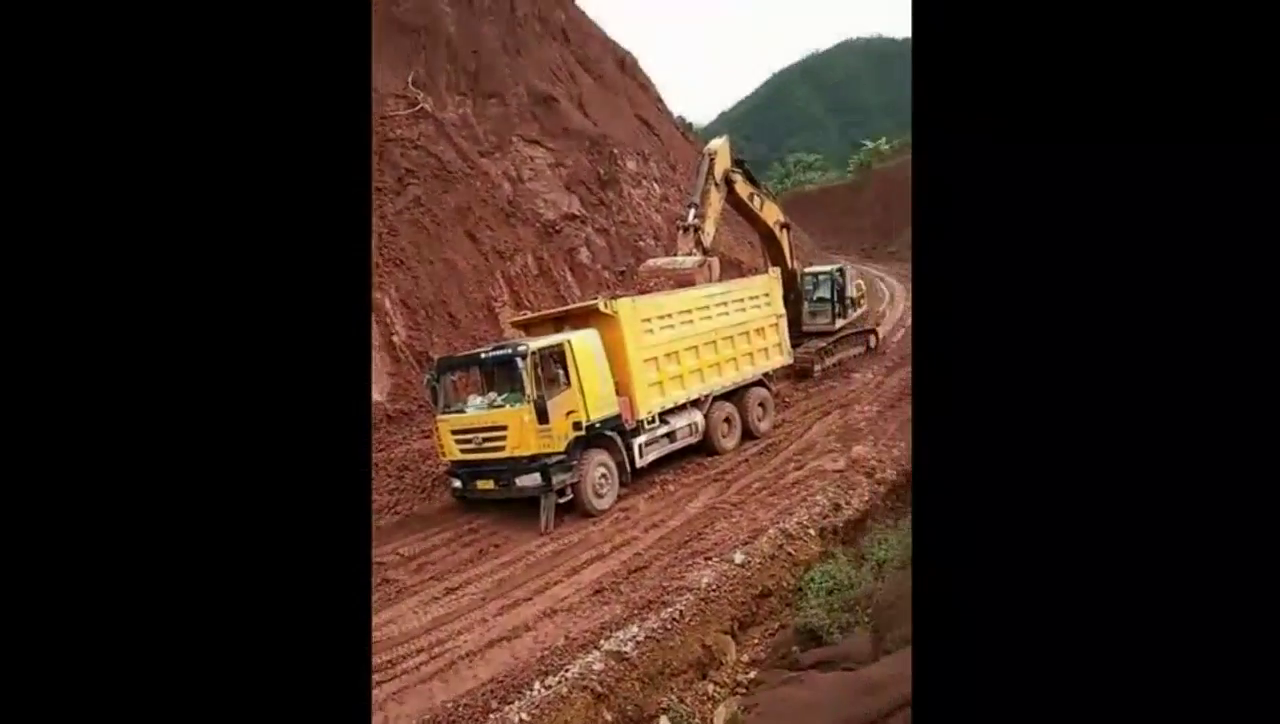 2架挖掘机师傅救一架卡车，真感人