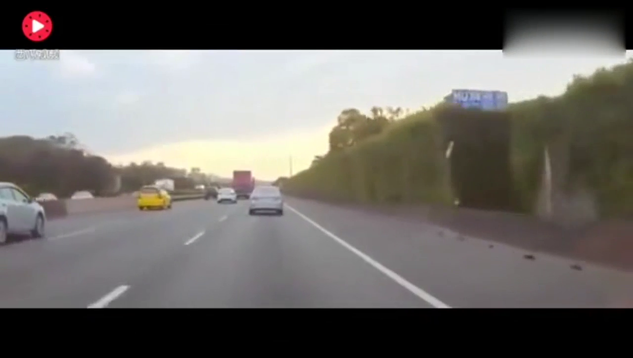 大货车以为自己是跑车漂移超车，下一秒直接摔惨了！