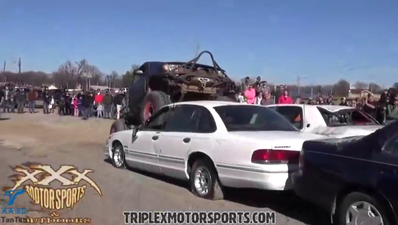 多辆改装车停车场辗轧车辆