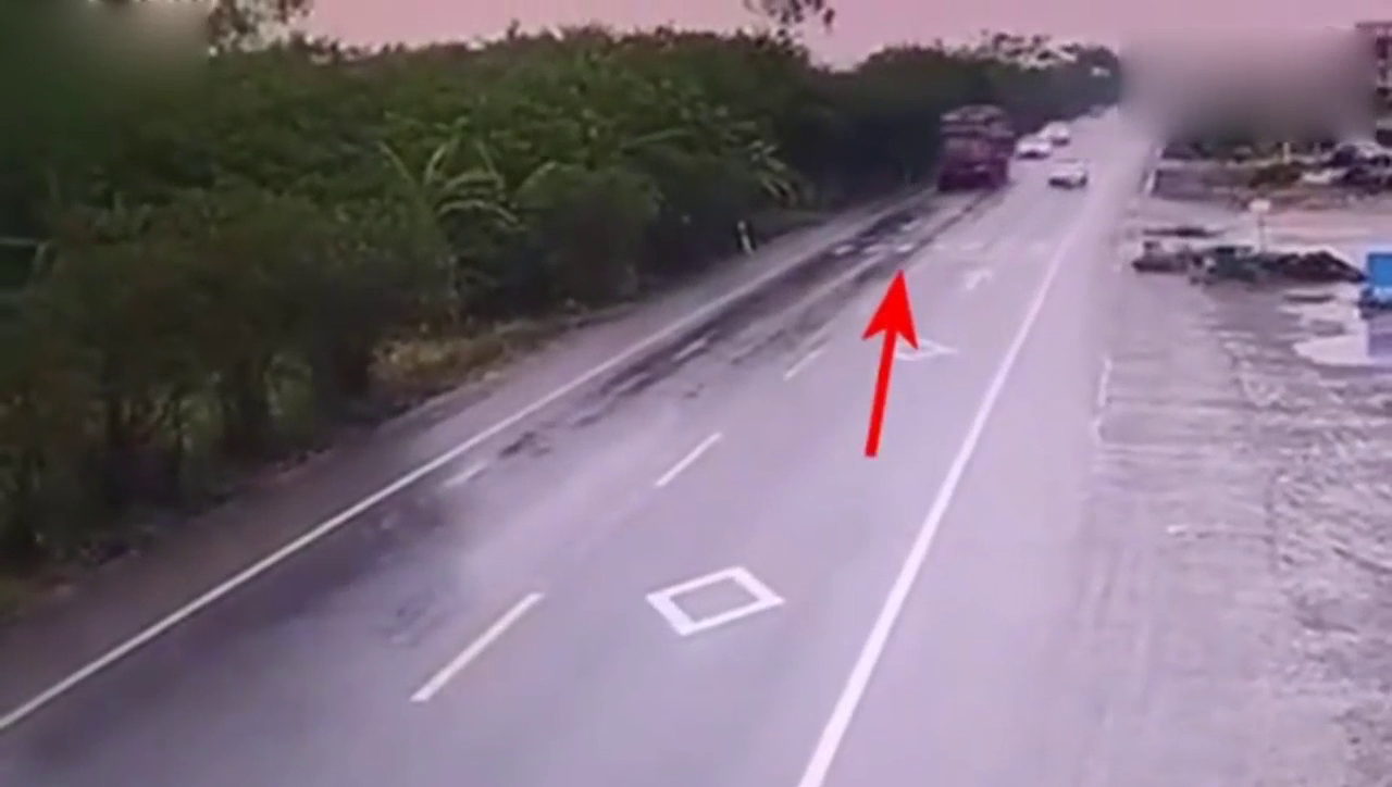 大卡车连续闪灯警告他别逆行