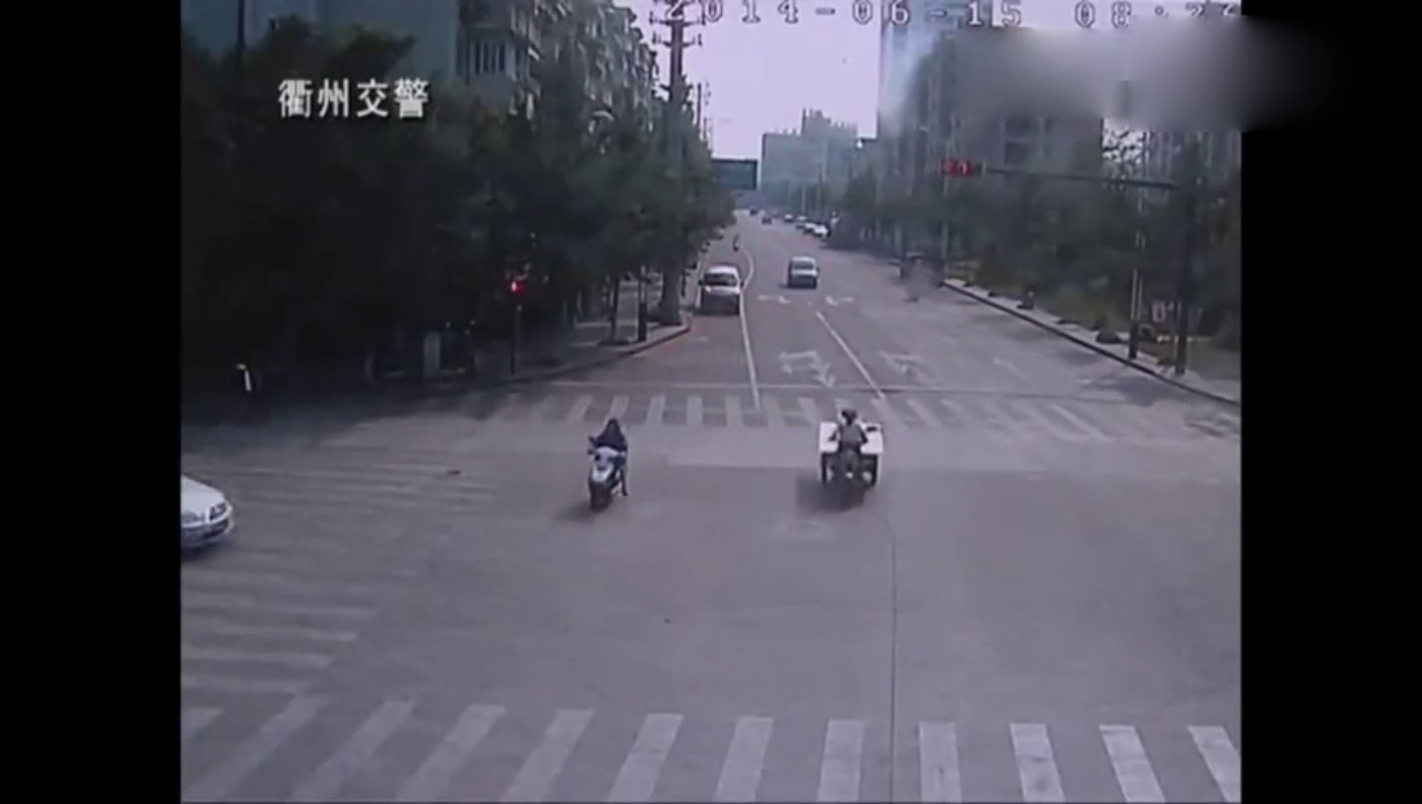 电动车和三轮车一起闯红灯，为什么结果的差距却这么大！