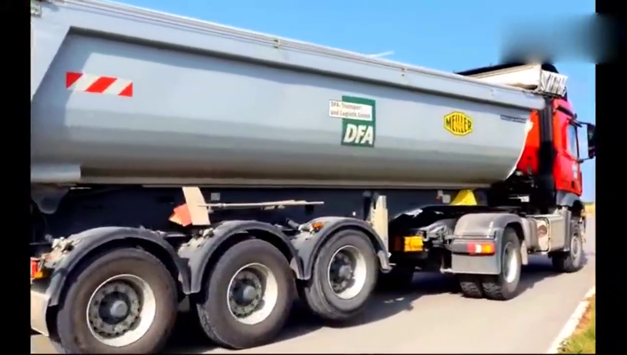 工程版敞篷车，实拍奔驰卡车运渣土，卡车高大上