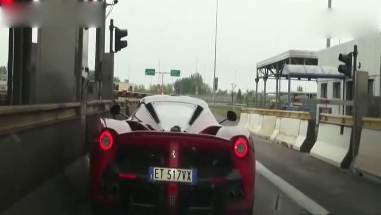 原来跑车都是这么过收费站的 网友：贫穷限制了我的想象！