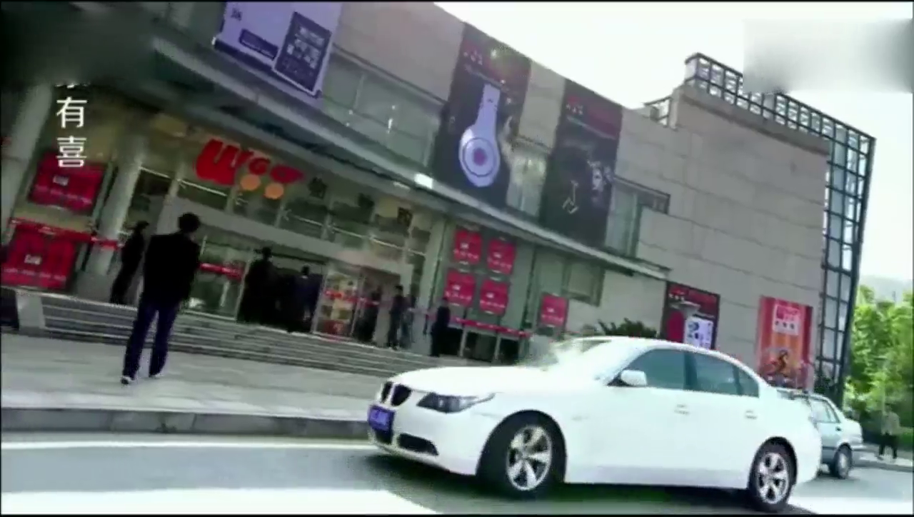 一个坐出租车上班，一个开车，同事直呼：大战在即！