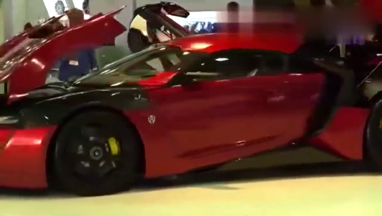 美女拉开遮车布的一瞬间，才知道卖九千万的跑车有多霸气！