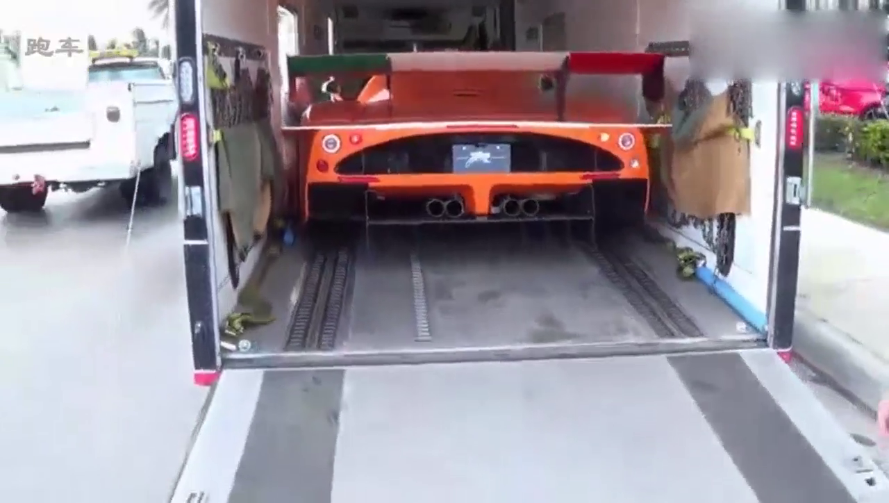 3000万玛莎拉蒂跑车交付客户的时候，都是怎么卸车的!