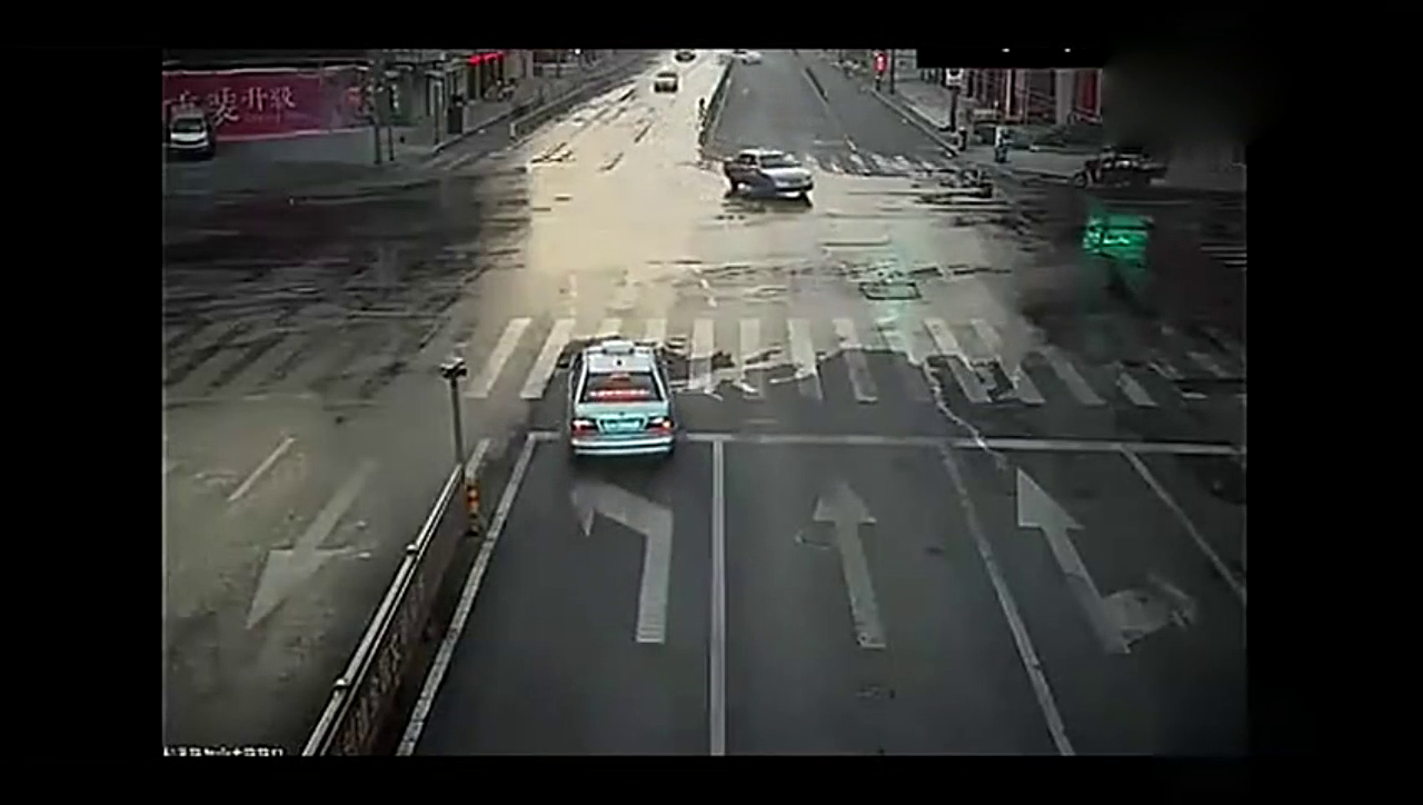 宝马飞速过路口后直接死亡，出租车已被吓蒙，真是不忍直视！