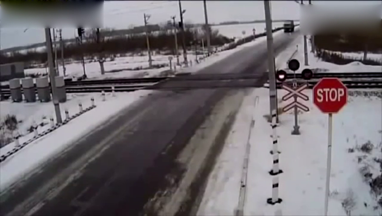 卡车司机闯红灯过铁路，下一秒他就后悔了