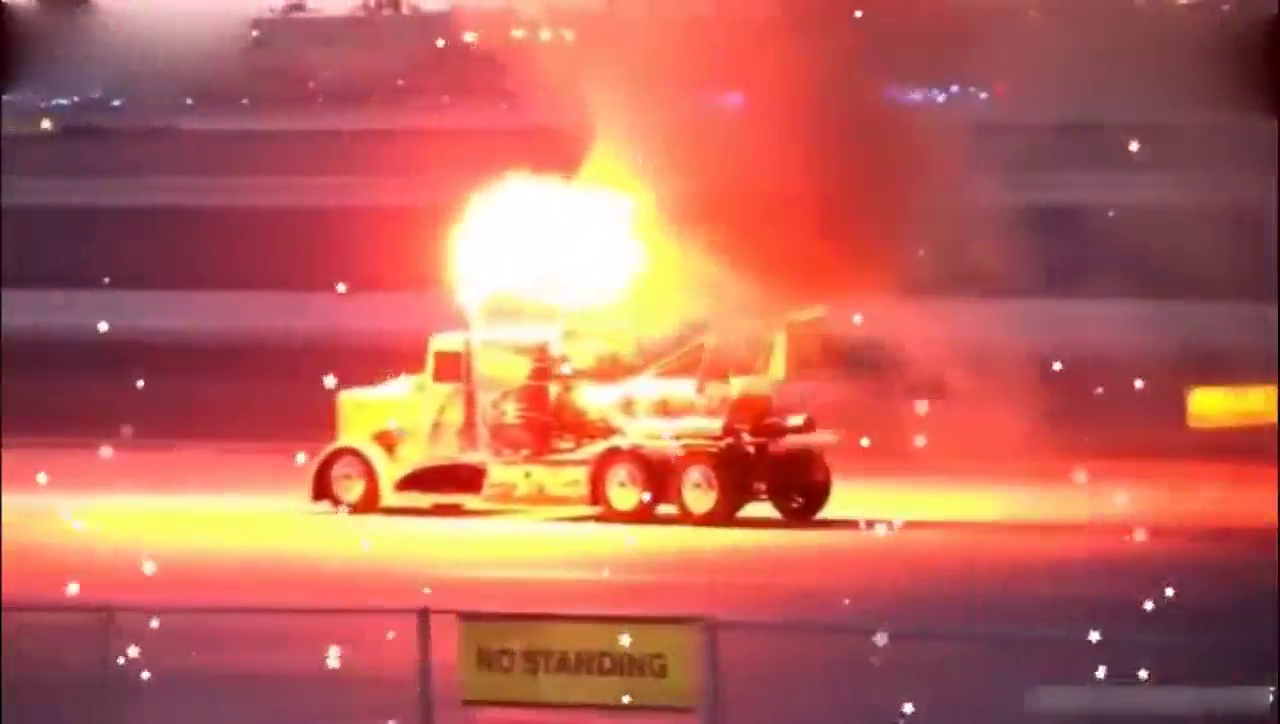 外国人就是会玩，给卡车按上火箭推进器！一路喷火