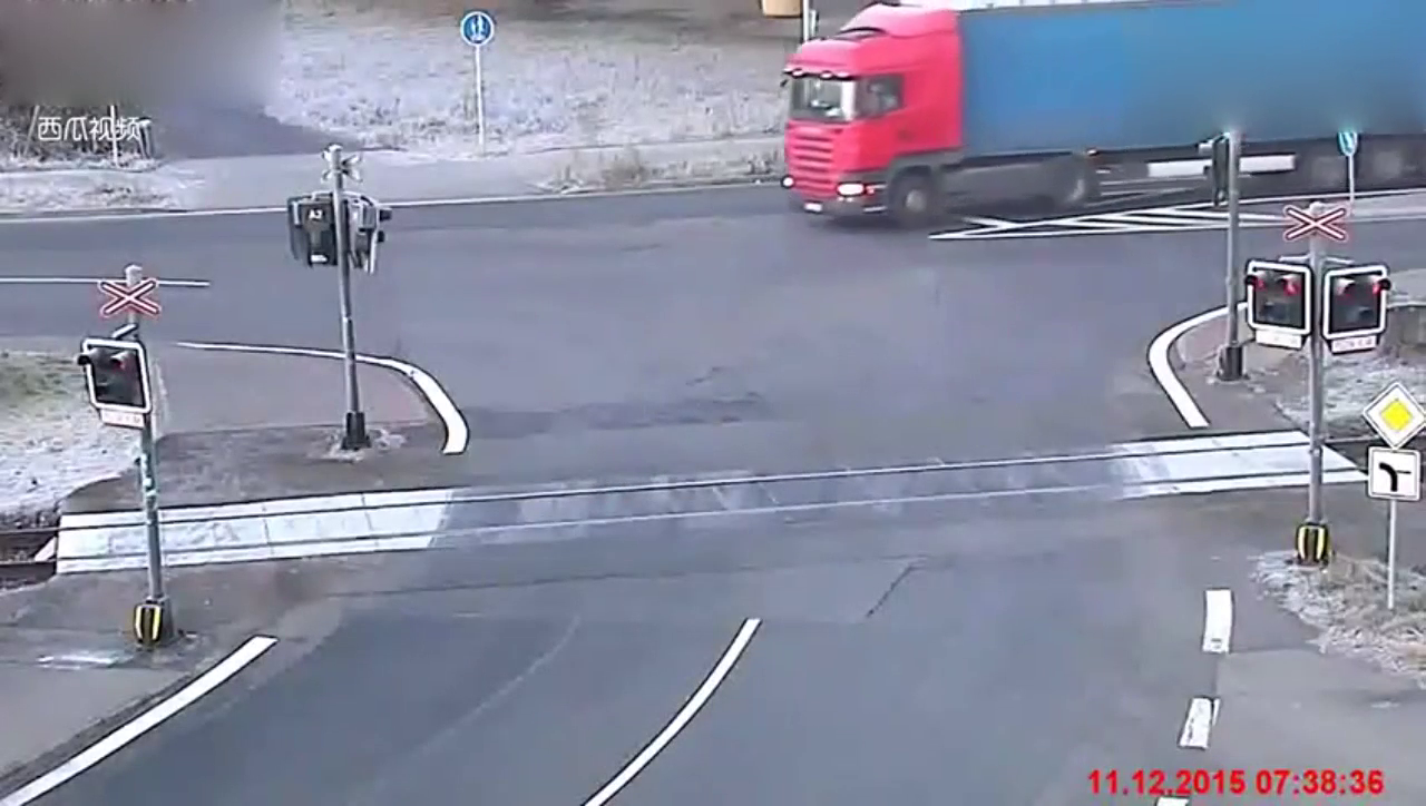 大卡车与火车相撞，谁会赢？