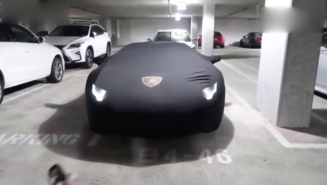 女孩新买的兰博基尼爆胎, 拉开车布后, 才知道修理跑车轮胎有多难