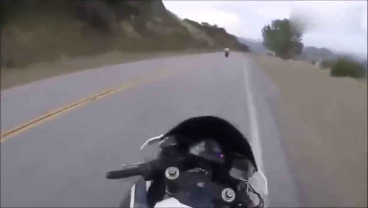 这才是高手，骑着哈雷压弯，跑车还追不上