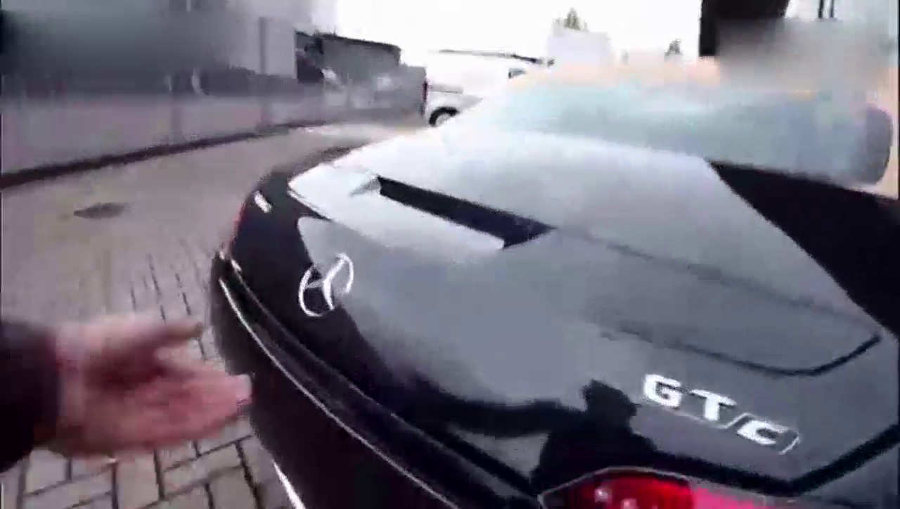 价值两百万的奔驰跑车，车主按下钥匙后变形马上开始！