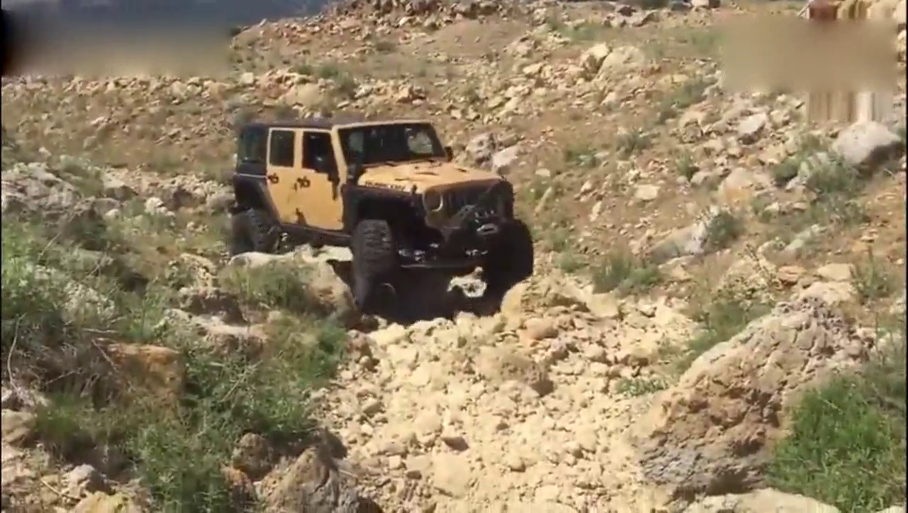 吉普牧马人改装车,玩极限越野攀岩