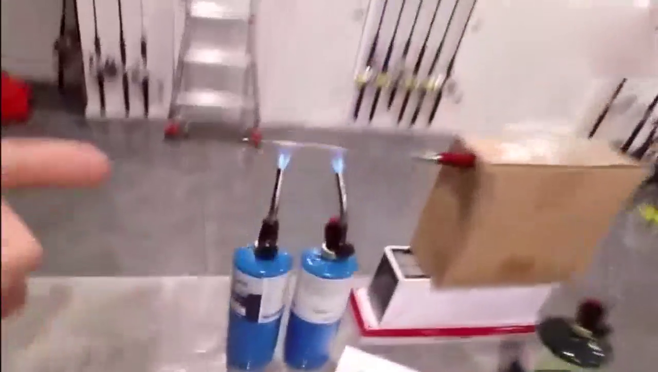 一刀刺下去，就知道保时捷跑车的轮胎有多么霸气！