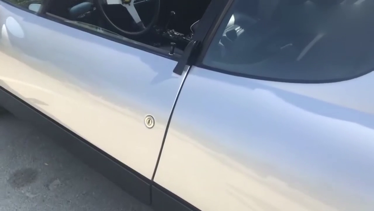 30年前的法拉利跑车是怎么开车门的？