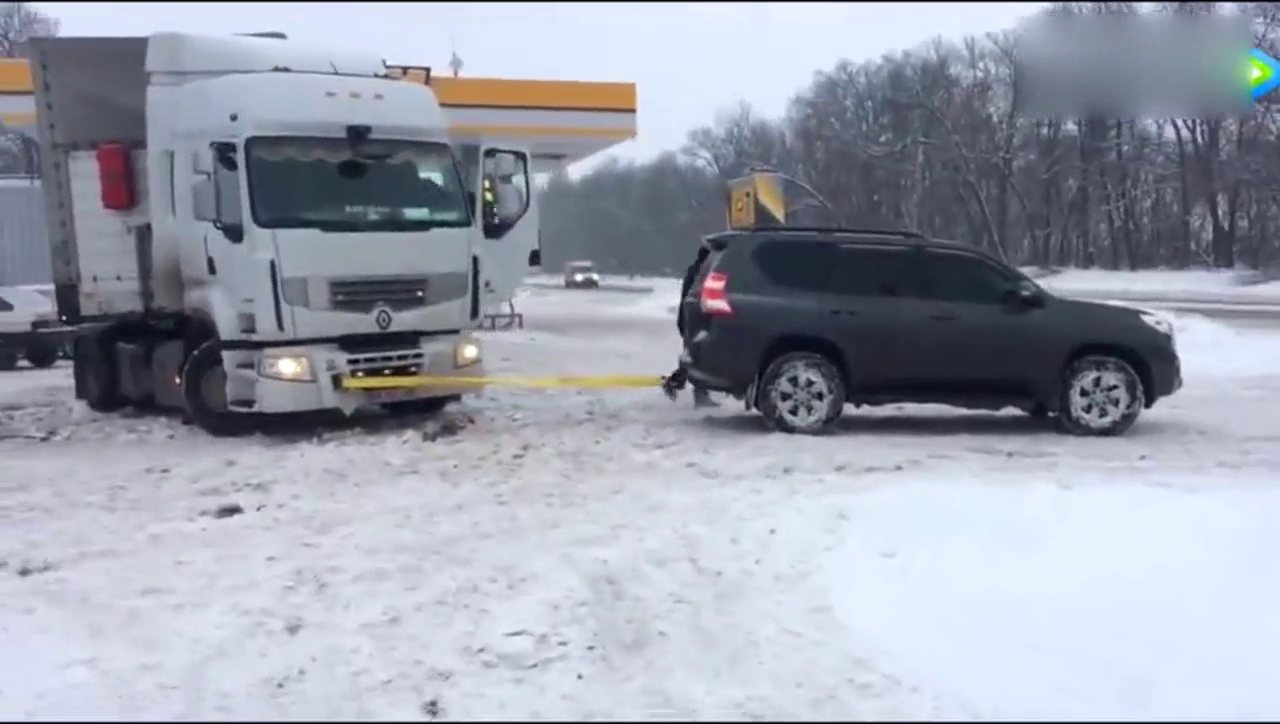 丰田普拉多，雪地拉卡车,拉出来很容易! 能停住才是老司机