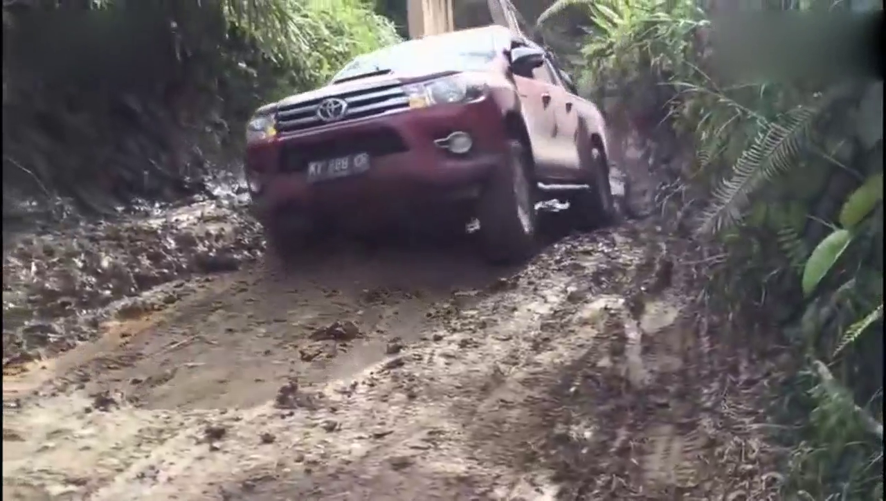 丰田的海拉克斯皮卡车走泥泞小路，结果竟然在那里出故障了
