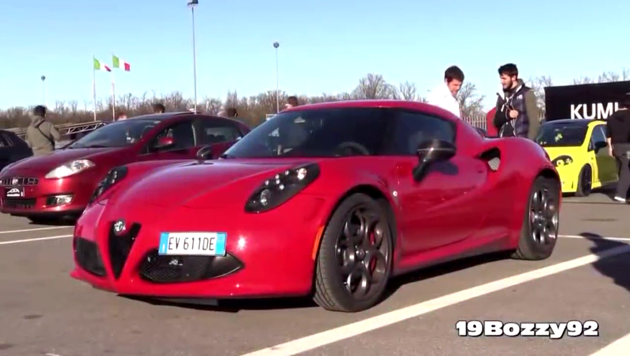 亮红色的阿尔法罗密欧跑车，加速度和转速让人惊叹！