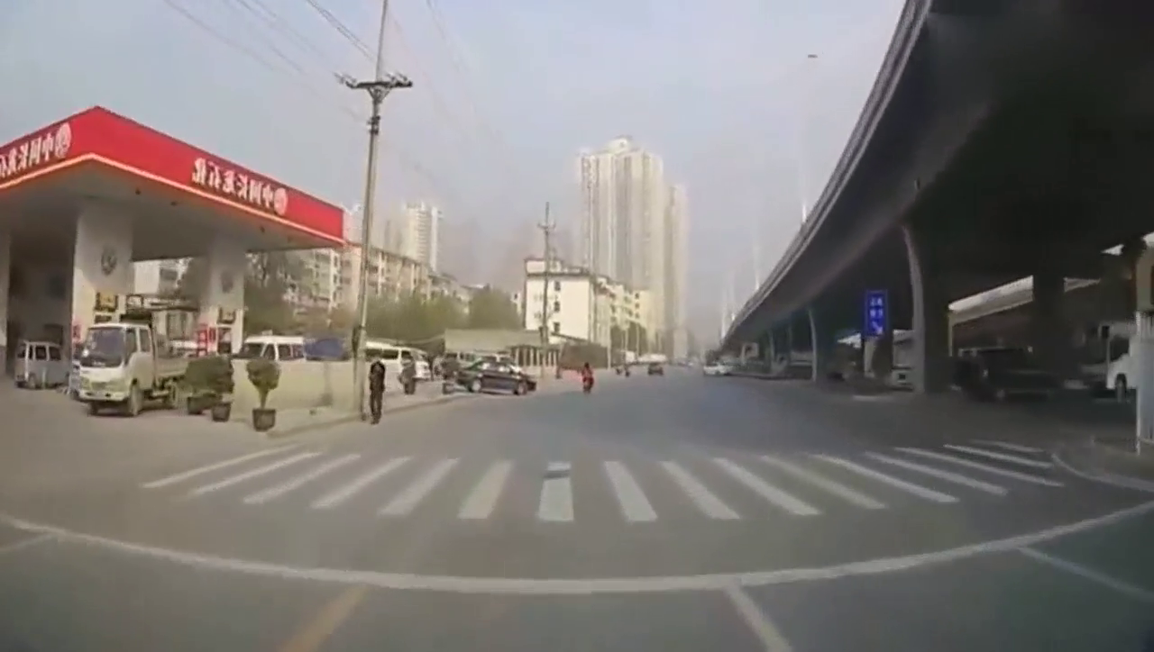 女司机掉头去加油，一把方向撞飞了电动车，小伙直接脸着地了