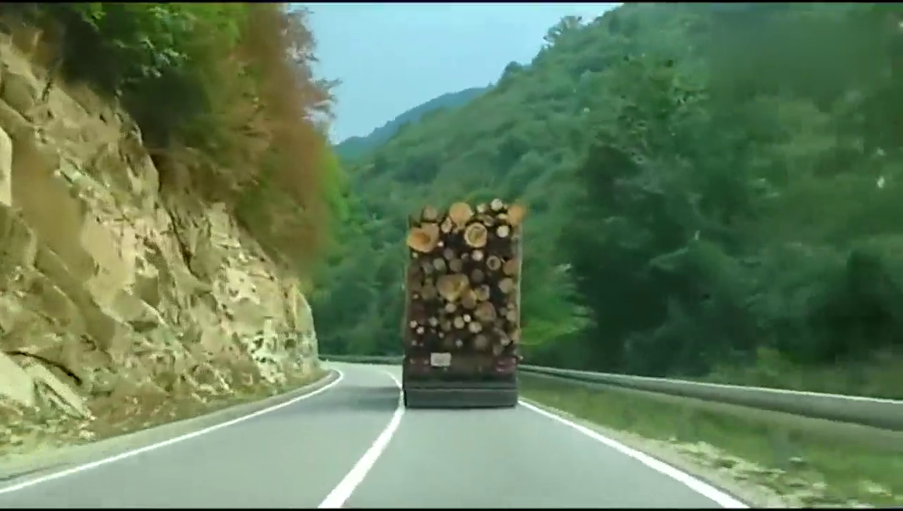 公路上遇到一辆满载货物的卡车，十秒钟后才知道什么叫老司机！