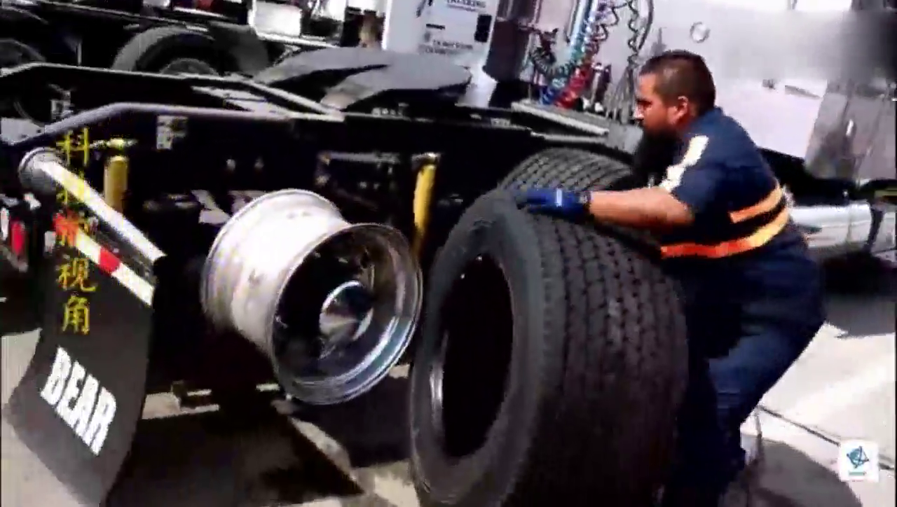 实拍工人给卡车安装轮胎过程，没力气干不了这活儿!