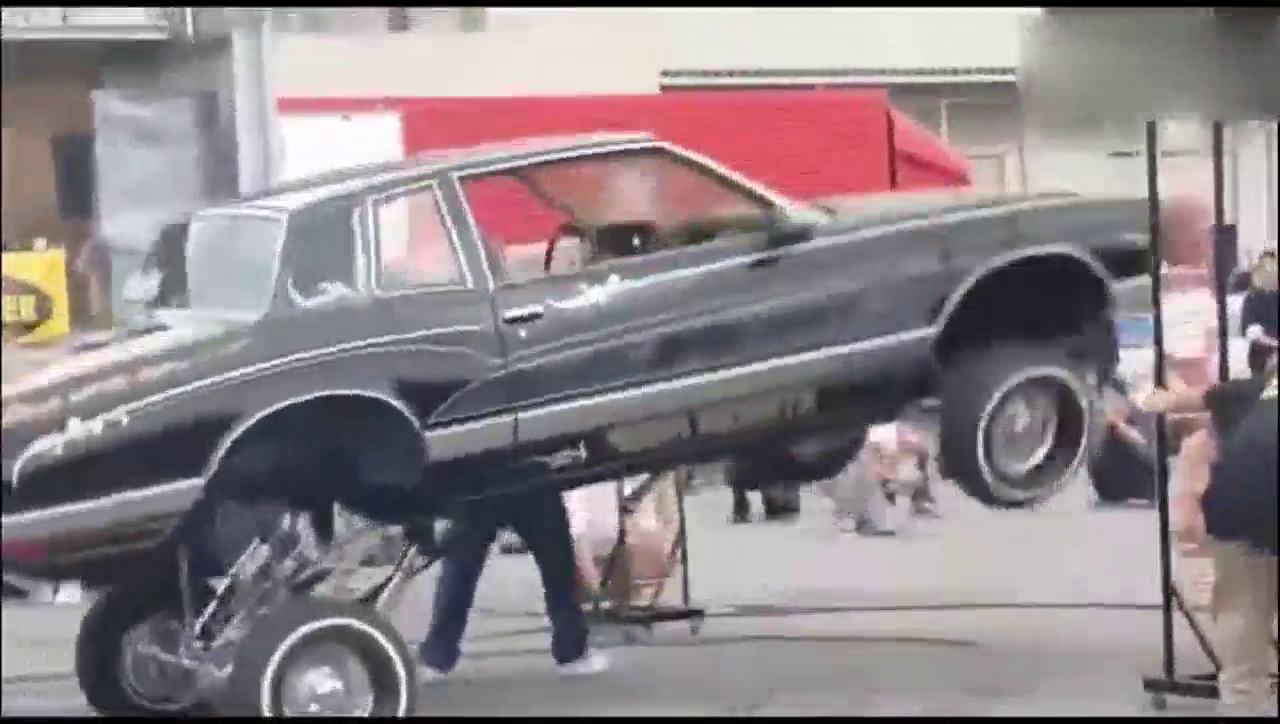 太不结实了，会跳舞的改装车炫酷失败，监控拍下这尴尬一幕