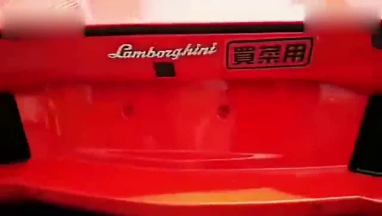 这次不是五菱面包车，电动车横穿马路被兰博基尼撞飞！