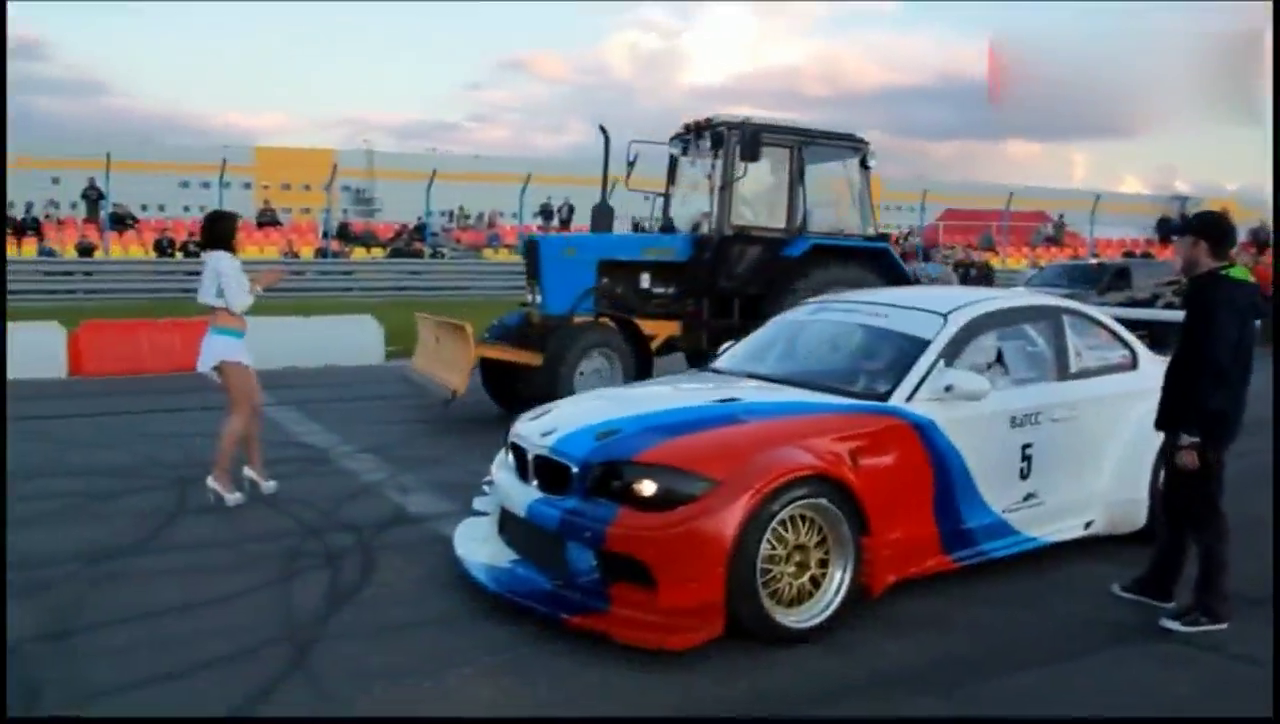 拖拉机 vs 跑车直线加速比拼，还真是没有任何悬念啊