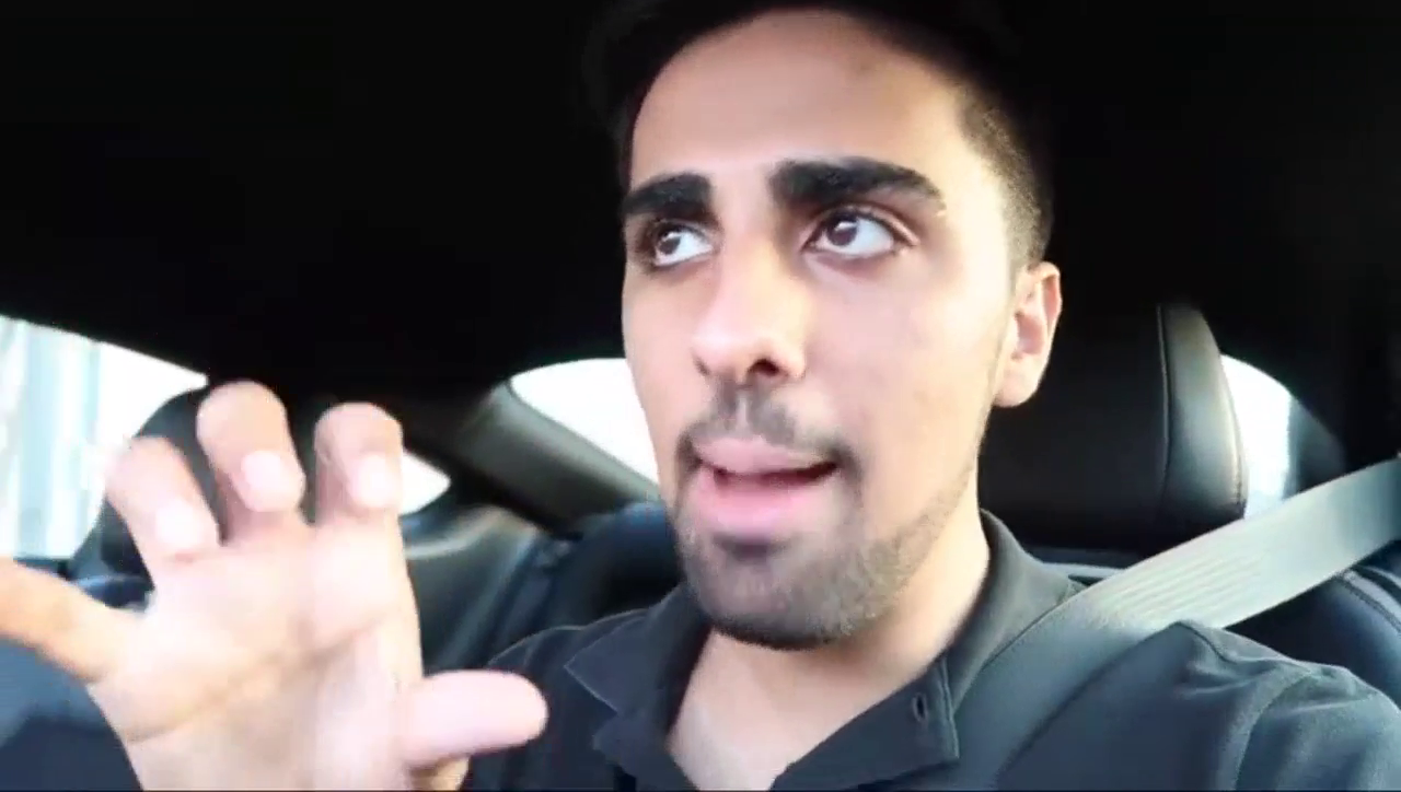 迪拜土豪开跑车去沙漠玩耍，结果偶遇一妙龄女子